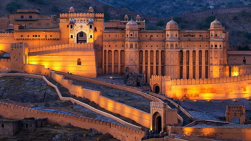 Tour guide explaining Amber Fort to travellers on a guided sightseeing tour in Jaipur